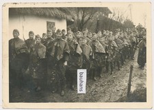 Foto Vormarsch Wehrmacht Soldaten in Tarnzeltplane gehüllt 2.WK (9560a)