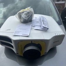 Epson 4K 3LCD EB-G7900U Beamer WLAN 7000 ANSI-Lumen Projektor H749B