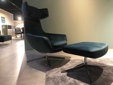 Brune Ohrensessel Lou Stoff Amica Blau Grün Gestell Verchromt mit Hocker