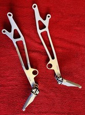 Rizoma Sozius Fußrasten Anlage  PE576B 1 Paar Halter hinten l.+r.Ducati Monster 