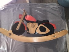 Schaukelmotorrad aus Holz