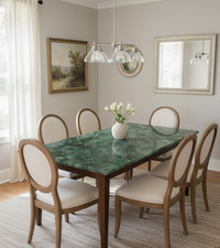 Esstisch aus grünem Achat -