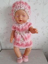 Handgestrickte Puppenkleidung