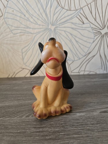 Pluto sitzend 1980 - , jahre