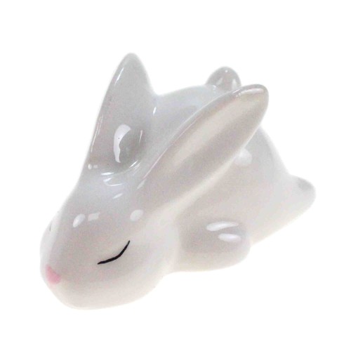 Hase liegend klein weiß