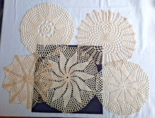 Häckeldeckchen -   5 Deckchen - reine Handarbeit - rund -  Farbe beige - natur -