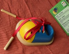 PLAN TOYS Kleinkindwelt Holzspielzeug Fädel-Schuh, neu, in OVP, auch Marionette