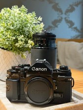 Canon A-1 Kamera mit Objektiv und Zubehör