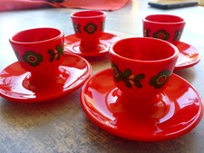 4 sehr rote Emsa Eierbecher aus den 70 Jahren mit zeittypischen Blumenrand