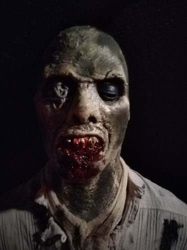 Lebensgroßer zombie woodoo - lebensgroßer,