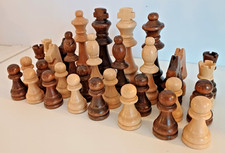 Schachfiguren aus Holz mit