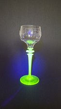 Alt Weinglas aus Uran-Glas
