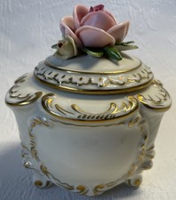 Porzellan Deckeldose/Bonboniere/Schmuckkästchen mit Porzellanrosen auf dem Decke
