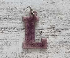 Lila Buchstabe Anhänger L