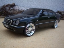 Chrono Mercedes E 320 blau