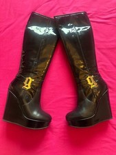 Designer-Stiefel GALLIANO – Schwarz, Lackleder, Keilabsatz – Neu!