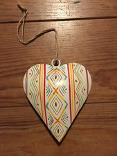 Deko-Artikel - weißes Blechherz m. bunten Mustern - Gewicht: 72 g - Top-Zustand!