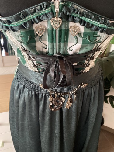 Wunderschönes neues dirndl - wunderschönes,