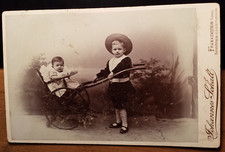 Junge Hut & Kleinkind