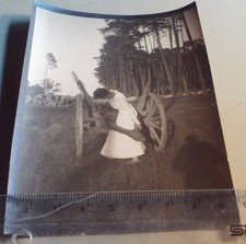 Altes Foto junge Frau lehnt an