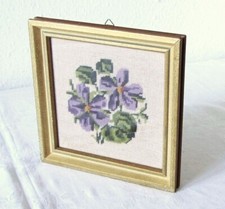 VEILCHEN - gesticktes Bild im Bilderrahmen, Glas - 21,5 x 21,5 x 2 cm - VINTAGE