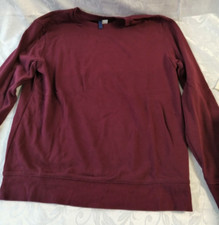 Bordeauxroter Pullover von