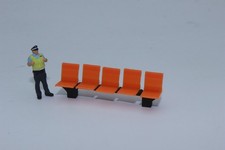 Sitzbank orange Bahnsteig