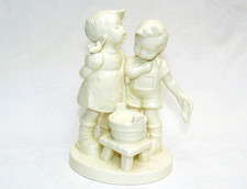 Kinderfigur Hummel weiß Ware Kinder beim waschen von 1978 Dreckspatz Nr. 412