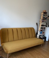 Modernes Retro-Sofa – 2-Sitzer in Senfgelb mit Samtbezug und Holzbeinen