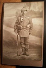stehender Soldat in Uniform
