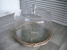 Rattantablett mit Glashaube