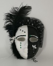 Prunkvolle Maske "Harlekin" Venezianischer Stil Schwarz-Weiß mit Federn & Spitze