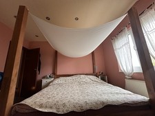 Himmelbett 180x200 aus massivem Holz – rustikal & stabil