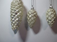 Alte Weihnachtsbaumkugeln Zapfen Glas silber weiß