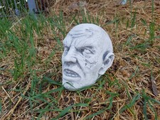 Steinfigur Totenkopf Gartenfigur Skulptur Statue Garten Deko Figur