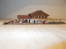 Kibri 509 Bahnhof Schönried mit 17 Personen / Reisende ( ca. 30,5cm) sieht gut a