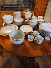 Porzellan Ess- und Kaffee-Geschirr weiß mit Goldrand