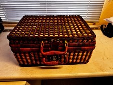 Picknickkorb, geflochten, mit Geschirr