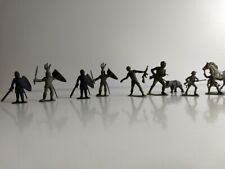 10 alte Plastikfiguren: Soldaten, Ritter, Cowboys, Tiere...