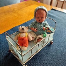 Antike Puppe mit Bettschen