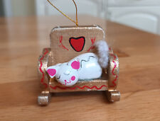Christbaumschmuck alt, Holzhänger, Katze auf Schaukelstuhl bemalt, 4,5x3,5 cm