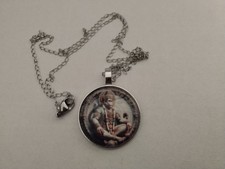 Halskette mit Anhänger Amulett / AFFENKÖNIG