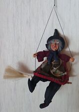 Hexenpuppe Hängend 41 cm, Bunte Kleider, Spitzhut, lacht, rot leuchtende Augen.