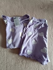 Flieder Kurz-Schlafanzug mit Herz -Druck Gr. 122/128 von H+M