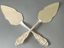 2 schöne alte große Tortenheber Kuchenheber Fischheber mit verzierten Griff -Vtg