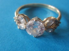 GOLDRING  DAMENRING  GEPUNZT 585  MIT MOISANNIT GESAMTGEWICHT 2,7 Gr.  GETRAGEN