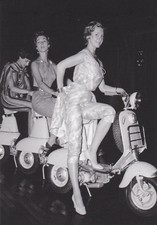Ansichtskarte: Models und Motorroller Vespa - Models and scooter