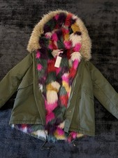 Neuer olivgrüner Parka mit