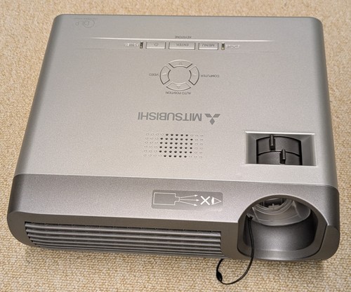 Mitsubishi xd110u dlp beamer - mitsubishi,