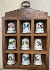 9 Fingerhüte Porzellan Vogelmotive mit Setzkasten